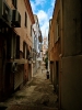 enge Gasse mit Blick auf die Saint Marie (Foto: chari , Calvi, Korsika, Frankreich am 03.05.2022) [5477]