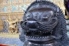Bronze-Löwe am Eingang des Ubosot (Foto: chari , Bangkok, Bangkok, Thailand am 08.01.2024) [5740]