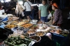 Essen auf dem Nachtmarkt an der Bumrung Buri Road (Foto: chari , Chiang Mai, Chiang Mai, Thailand am 10.01.2024) [5763]
