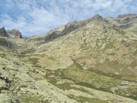 Monte Cinto Berg-Panorama: rechts unten die Ercu Hütte, rechts oben der Cinto und in der Kuhle links/mitte der Lac de Cinto (Foto: katarina , Calacuccia, Korsika, Frankreich am 28.09.2012) [3590]