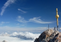 Ostgipfel Zugspitze mit Gipfelkreuz (Foto: Bbb auf wikivoyage , Zugspitze, Nördliche Kalkhochalpen 01, Deutschland am 01.08.2007) [5107]