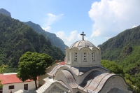 Das Kloster Stomio mit Blick ins Aos Tal (Foto: katarina , Konitsa, Epirus, Griechenland am 04.07.2019) [5232]