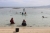 Spielende Kinder und Muschelsucher bei Ebbe vor dem Seri Resort (Foto: katarina , Gili Meno, Lombok, Indonesien am 27.12.2022) [5586]