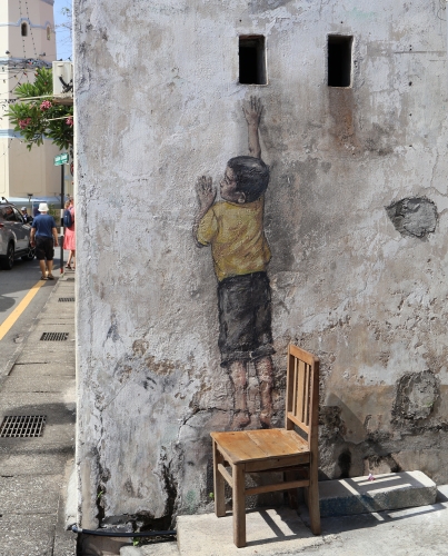 Junge auf Stuhl Mural (Foto: chari , George Town, Penang, Malaysia am 03.02.2024) [5906]