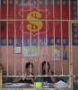 Kedai Emas: Dollar-Girls hinter Gittern (Foto: katarina , Semporna, Sabah, Malaysia am 14.01.2012) [2660]