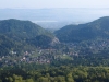 Hochwaldturm: Blick hinunter nach Oybin und Berg Oybin (Foto: philip , Oybin, Sächsisch-Böhmisches Kreidesandsteingebiet 43, Deutschland am 01.05.2012) [3240]