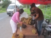 Durian Shopping am Wegesrand (Foto: katarina , Kuching, Sarawak, Malaysia am 14.11.2014) [4308]