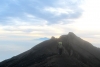 auf dem Grat zum Gipfel, Gunung Rinjani im Hintergrund (Foto: chari , Gunung Agung, Bali, Indonesien am 07.12.2014) [4322]