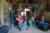 Selbstauslöser-Bild bei einer netten Familie im Fischerdorf, die uns auf ein Glas Wasser mit Live-Gitarren-Musik eingeladen hat (Foto: katarina , Pulau Cubadak, Sumatra, Indonesien am 06.05.2015) [4455]