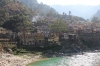Blick vom Fluss auf Rudraprayag (Foto: katarina , Rudraprayag, Uttarakhand, Indien am 30.01.2018) [4947]