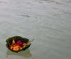 Blumenfeuerschiffchen auf dem Ganges (Foto: chari , Rishikesh, Uttarakhand, Indien am 26.01.2018) [5164]