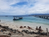 Angekommen am Hafen - spielende Kinder vorm Taucherboot (Foto: katarina , Gili Meno, Lombok, Indonesien am 22.12.2022) [5577]