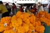 Opfer-Blumenkränze am City Pillar Shrine (Foto: chari , Bangkok, Bangkok, Thailand am 08.01.2024) [5736]
