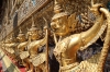 Reihe von Garuda-Statuen am Ubosot des Wat Phra Kaeo (Foto: chari , Bangkok, Bangkok, Thailand am 08.01.2024) [5739]