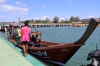 Einstieg ins Lontail-Boat (Foto: chari , Pak Meng, Trang, Thailand am 26.01.2024) [5858]