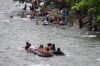 Badespaß am Fluss (Foto: chari , Bukit Lawang, Sumatra, Indonesien am 05.04.2025) [6072]