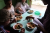 Berechnung der Portionen (Foto: chari , Bukit Lawang, Sumatra, Indonesien am 11.04.2025) [6123]