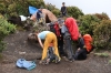 bei Shelter drei, letzte Handgriffe vor dem Abstieg (Foto: chari , Gunung Kerinci, Sumatra, Indonesien am 21.04.2025) [6158]