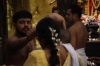 Priester malt auf die Stirn (Foto: chari , Batu Caves, Selangor, Malaysia am 27.04.2025) [6193]