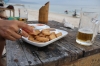 Tofu-Snack am Strand (Foto: chari , Gili Meno, Lombok, Indonesien am 18.07.2026) [6340]