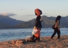 Ankommen, aufsatteln und losgehen: Arbeiterinnen auf Gili Air kommen mit Boot (Foto: katarina , Gili Air, Lombok, Indonesien am 22.07.2026) [6372]