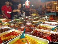 Große Auswahl auf dem Nachtmarkt (Foto: chari , Sibu, Sarawak, Malaysia am 22.12.2011) [2879]