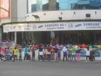 Frühsport am Supermarkt (Foto: chari , Tarakan, Kalimantan, Indonesien am 19.01.2014) [4115]