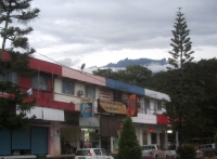 Ladenzeile mit Kinabalu im Hintergrund (Foto: chari , Ranau, Sabah, Malaysia am 08.01.2014) [4177]