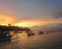 Sonnenaufgang in der Bucht (Foto: chari , Padangbai, Bali, Indonesien am 10.12.2014) [4327]