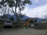 Abbau von Vulkanasche (Foto: chari , Toya Bungkah, Bali, Indonesien am 09.12.2014) [4338]