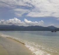 Strand, im Hintergrund Lombok (Foto: chari , Gili Air, Lombok, Indonesien am 12.12.2014) [4350]