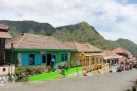 Straße mit Warung (Foto: chari , Cemoro Lawang, Java, Indonesien am 22.12.2016) [4768]