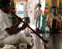 Kleiner Junge lauscht der Tempelmusik (Foto: chari , Kuala Lumpur, Kuala Lumpur, Malaysia am 15.01.2017) [4790]