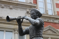 Statue Rattenfänger von Hameln in der Innenstadt (Foto: chari , Hameln, Oberes Weserbergland 36, Deutschland am 24.10.2020) [5389]