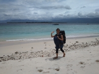 mit vollem Gepäck am Strand (Foto: chari , Gili Meno, Lombok, Indonesien am 22.12.2022) [5585]
