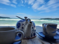 entspannte Tasse Tee im Bamboo Jam (Foto: katarina , Koh Rong Sanloem, Alle Provinzen Kambodschas, Kambodscha am 25.12.2023) [5730]