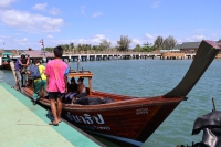 Einstieg ins Lontail-Boat (Foto: chari , Pak Meng, Trang, Thailand am 26.01.2024) [5858]
