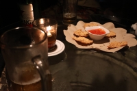 Tempeh-Snacks im Bat and Arrow (Foto: chari , Padang, Sumatra, Indonesien am 02.04.2025) [6057]
