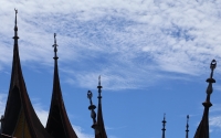 Dachspitzen der Minangkabau-Hausdächer (Foto: chari , Saribu rumah gadang, Sumatra, Indonesien am 22.04.2025) [6183]