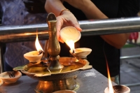 Ghee-Lampe ist entzündet (Foto: chari , Batu Caves, Selangor, Malaysia am 27.04.2025) [6190]