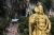 Murugan-Statue vor den 272 Treppen zu den Höhlen (Foto: chari , Batu Caves, Selangor, Malaysia am 21.01.2018) [4920]