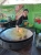 symphatische Roti Jala Bäckerin an der Kreuzung zum Nationalpark (Foto: katarina , Penang National Park, Penang, Malaysia am 15.12.2022) [5552]