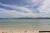 Strand im Hintergrund ist die Gipfelkrone des Mount Kinabalu zu sehen (Foto: chari , Pulau Mamutik, Sabah, Malaysia am 06.01.2023) [5617]