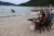 Schmuckhersteller und -Händler am Strand (Foto: chari , Pulau Perhentian Kecil, Terengganu, Malaysia am 03.05.2025) [6206]