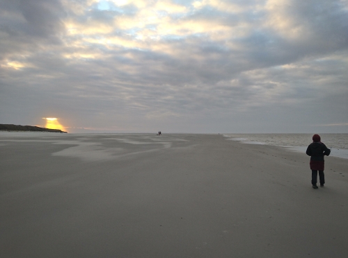 Untergehende Sonne am Strand (Foto: chari , Spiekeroog, Ems- und Wesermarschen 61, Deutschland am 16.01.2022) [5465]