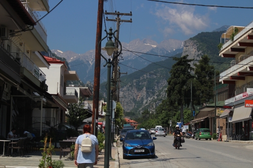 Blick über die Straße zum Olymp (Foto: chari , Litochoro, Zentralmakedonien, Griechenland am 22.06.2023) [5701]