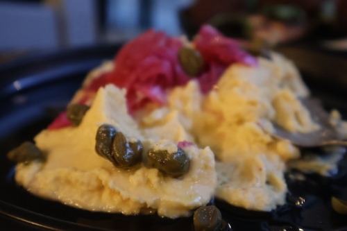 Fava mit Kapern und Zwiebeln (Rediviva) (Foto: chari , Thessaloniki, Zentralmakedonien, Griechenland am 03.06.2026) [6249]