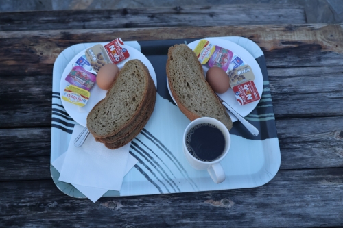 Frühstück vor dem Gipfel (Foto: chari , Spilios Agapitos, Zentralmakedonien, Griechenland am 12.06.2026) [6292]