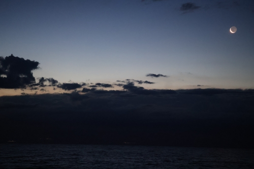 Sichelmond über dem schwarzen Meer (Foto: chari , Platamonas, Zentralmakedonien, Griechenland am 13.06.2026) [6296]