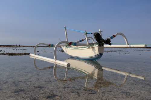 Boot bei Ebbe am Strand (Foto: chari , Gili Meno, Lombok, Indonesien am 13.07.2026) [6311]